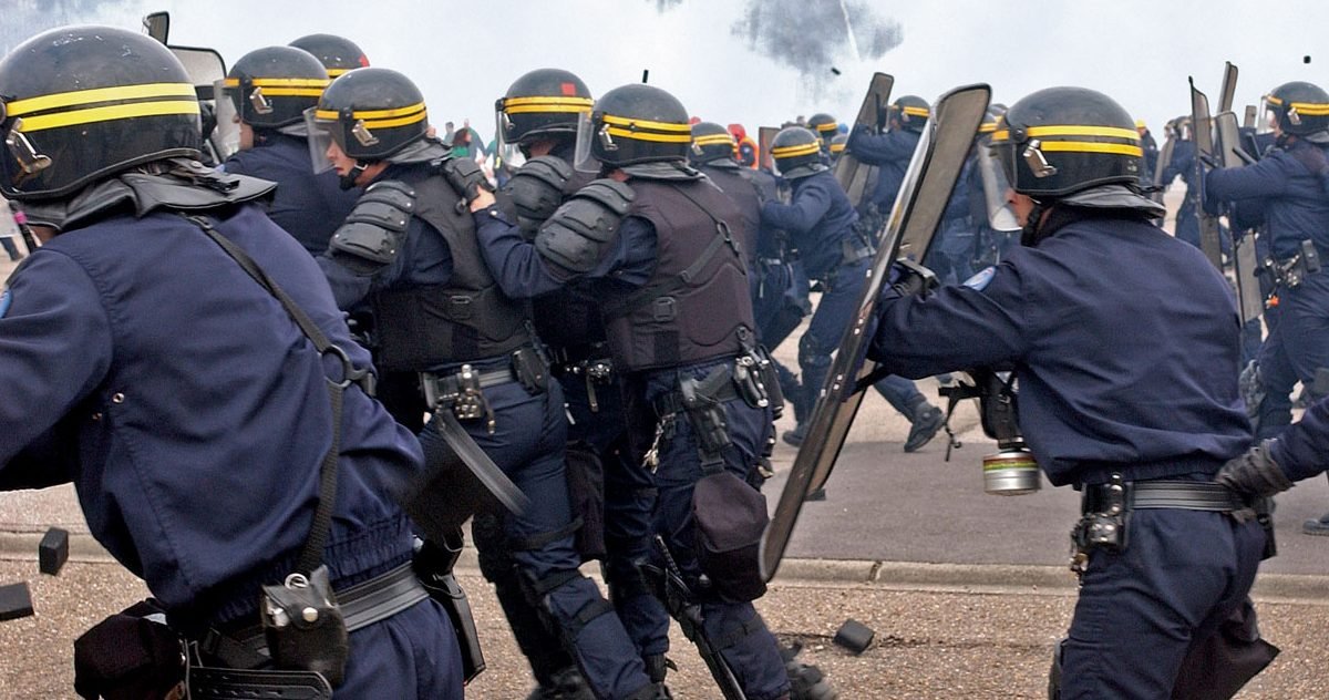 officers crowd control french state security police e1606198506104.jpg?resize=1200,630 - L'UE rappelle à la France que les journalistes doivent pouvoir travailler "librement"