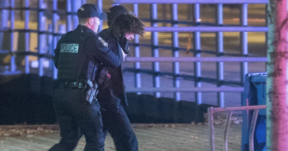 police officers detain a man in an area where multiple people were stabbed near the parliament hill area of quebec city e1604304461566.jpg?resize=412,232 - Attaque à l'épée à Québec : deux morts et cinq blessés