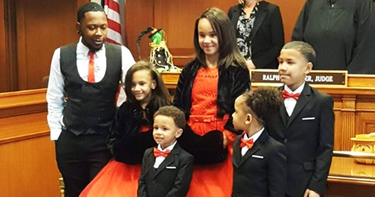 sdfdsfss.jpg?resize=412,232 - A Gay Man Who Grew Up In Foster Care Adopts Five Siblings So They Can Live Together