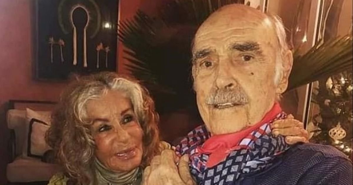 sean5.jpg?resize=1200,630 - Sir Sean Connery Clasps Wife's Hand In One Of Their Final Photos Taken Before He Died