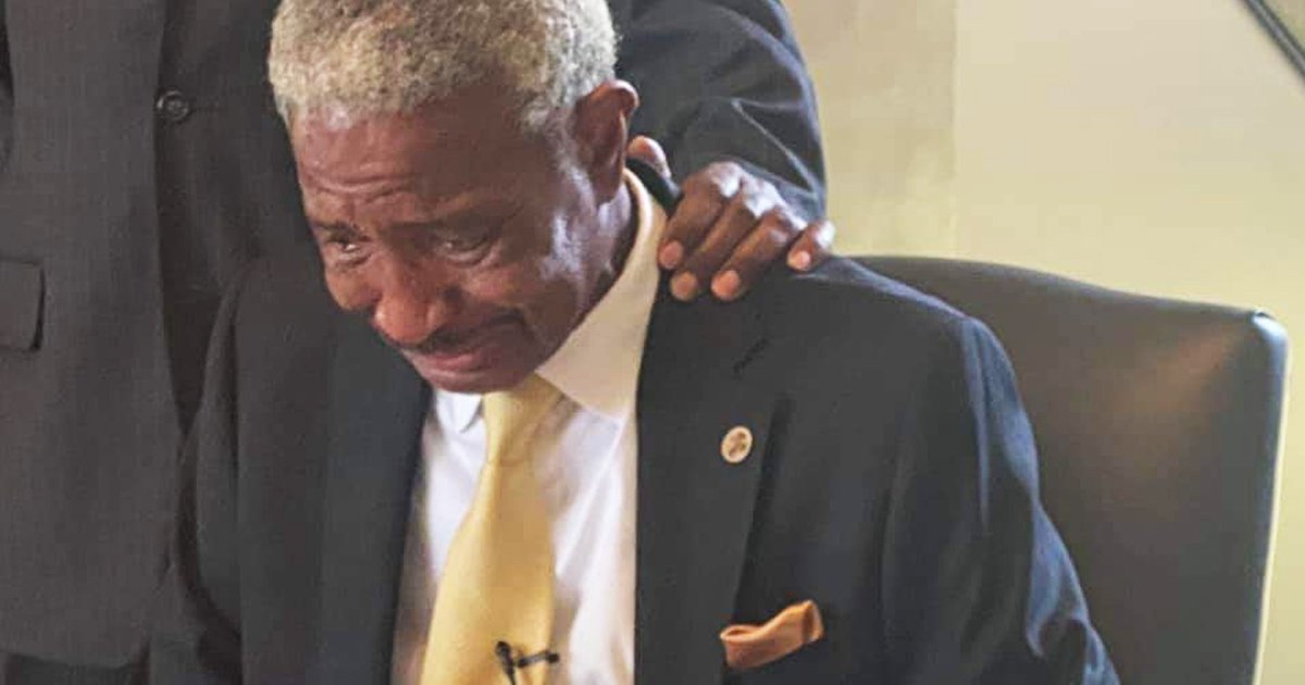 sgdsh.jpg?resize=412,275 - Mississippi Town Mayor Holds Back Tears After Emotional Confederate Flag Removal Signing