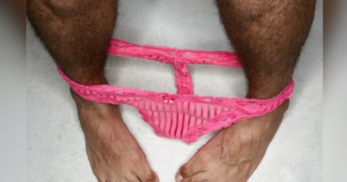hombres usando ropa interior de mujer