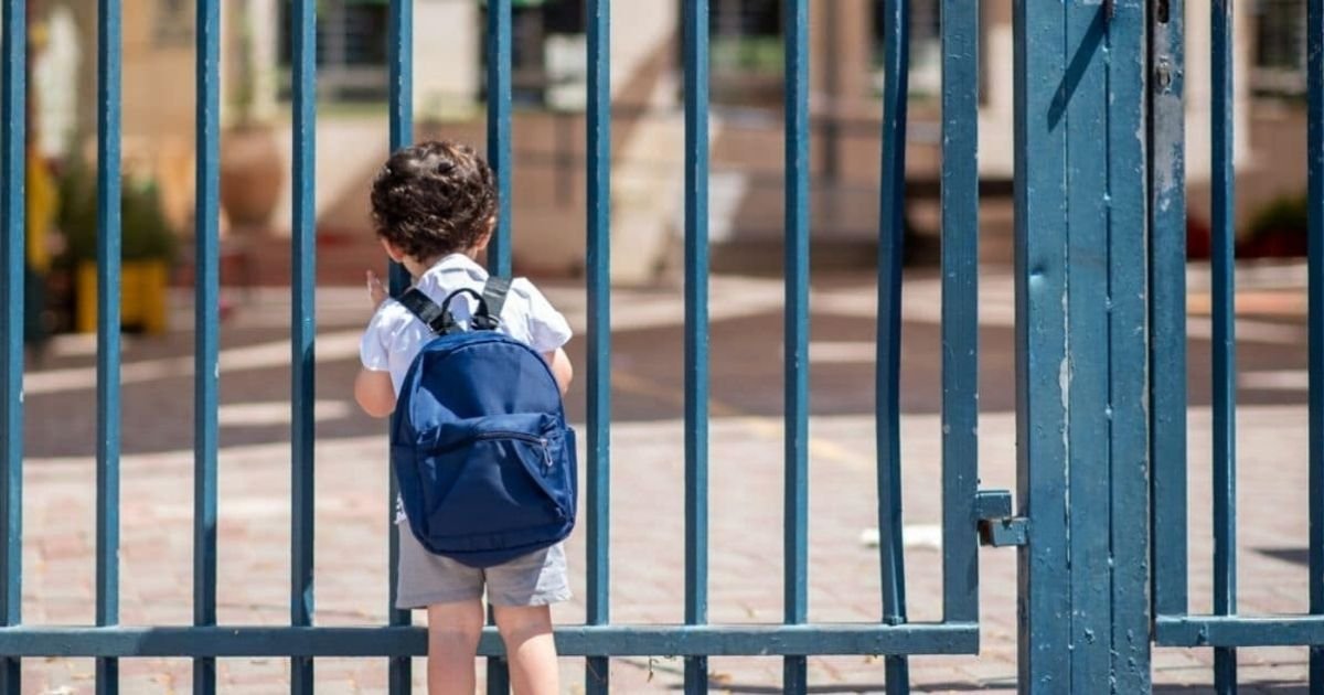 vonjour6 2.jpg?resize=1200,630 - Une école interdit aux parents de lancer leurs enfants par-dessus du portail