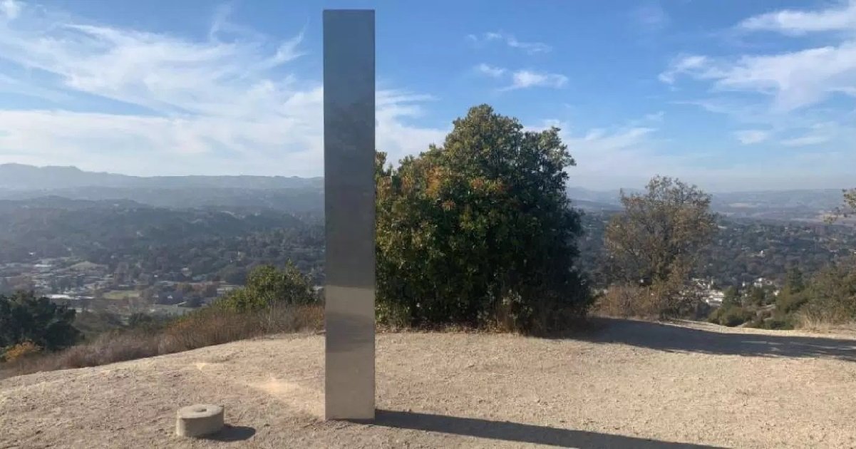 1 mono 1.jpg?resize=1200,630 - Mystère: un troisième monolithe de métal est apparu en Californie