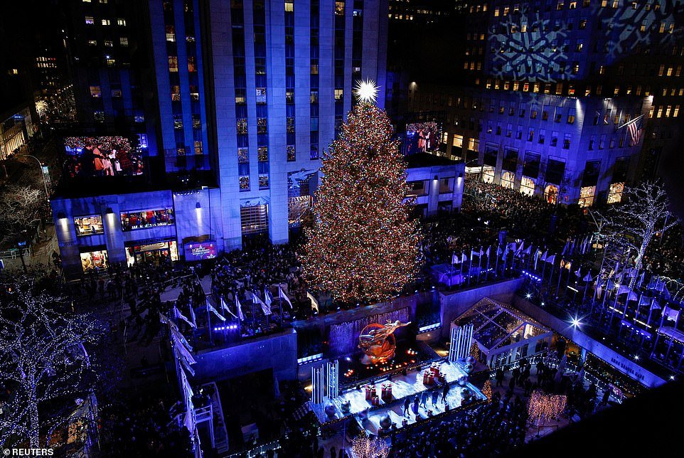 Mayor Bill de Blasio gets BOOED during tree-lighting ceremony at Rockefeller Center | Daily Mail Online
