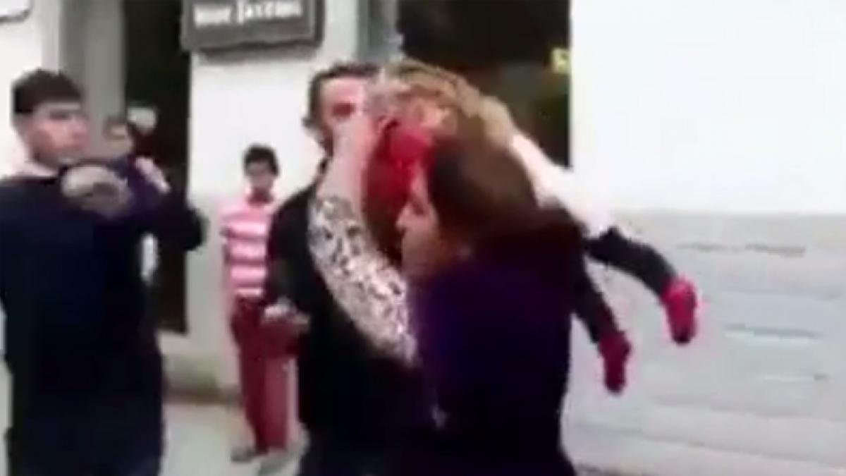 Una madre usa a su hijo como arma para golpear al hombre con el que discute