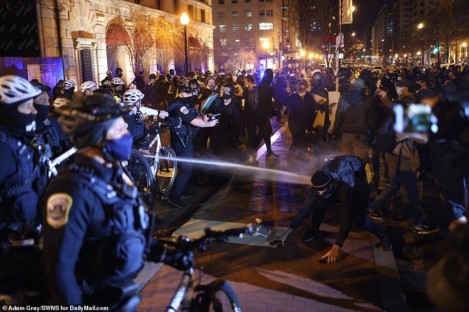 D.C: Cops began to hose down the counter-protesters as the clashes became more tense on Saturday night
