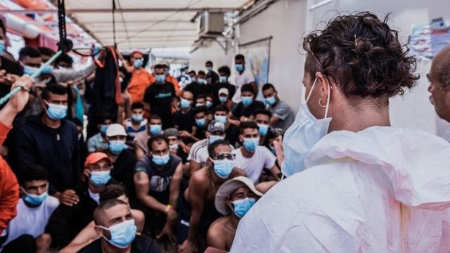 코로나19로 입항 못하던 난민선, 임산부 포함 180명 태우고 이탈리아 입항 - BBC News 코리아