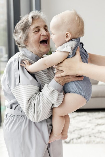 Abuela con nieto en casa | Foto Premium