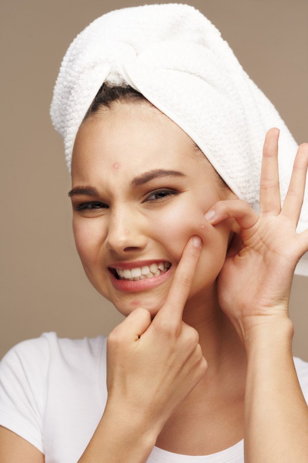Mujer adolescente haciendo estallar un grano en la cara, concepto de  cuidado de la piel | Foto Premium