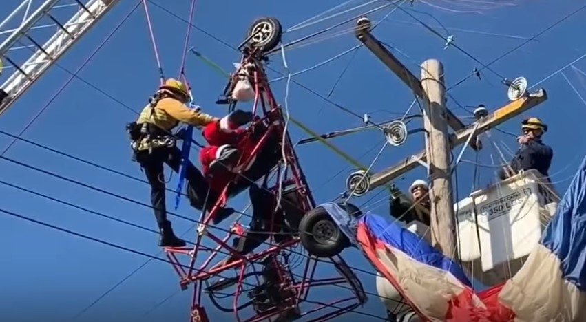 El peor año! Viejito Pascuero quedó atrapado en cables eléctricos y Bomberos lo rescató - Sabes Mundo