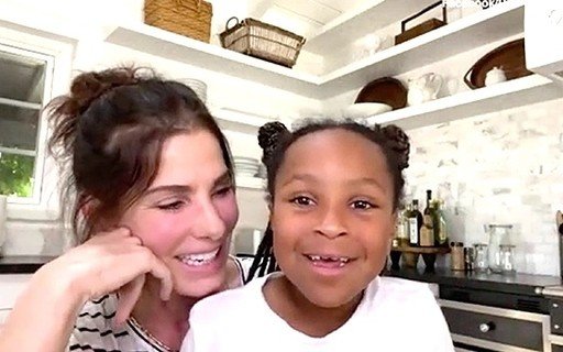 Sandra Bullock apresenta filha de 8 anos ao mundo em conversa com  enfermeira durante quarentena - Monet | Celebridades