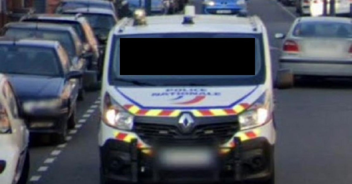 5 police doigt.jpeg?resize=412,275 - Un policier a été capturé en train de faire un doigt d'honneur sur Google Maps