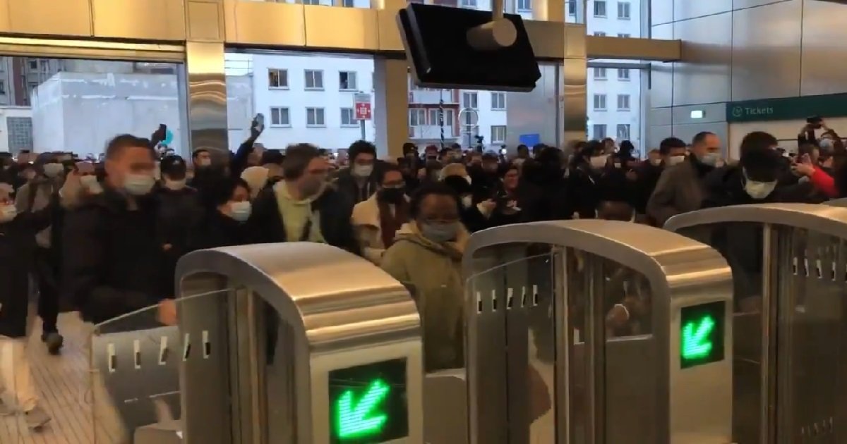 5 voiture 1.jpg?resize=412,275 - La foule était compacte pour l'ouverture du prolongement de la Ligne 14 du métro parisien