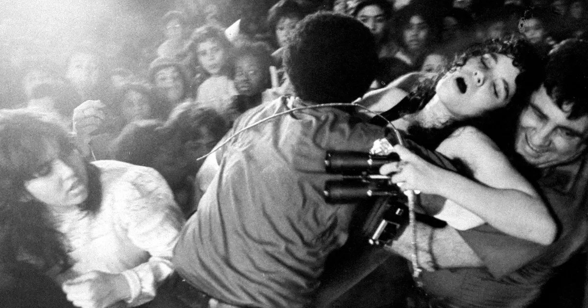 erer.jpg?fit=1024%2C538&ssl=1&strip=all - It's An Insanely Intriguing Affair With These Epic Examples Of Mass Hysteria