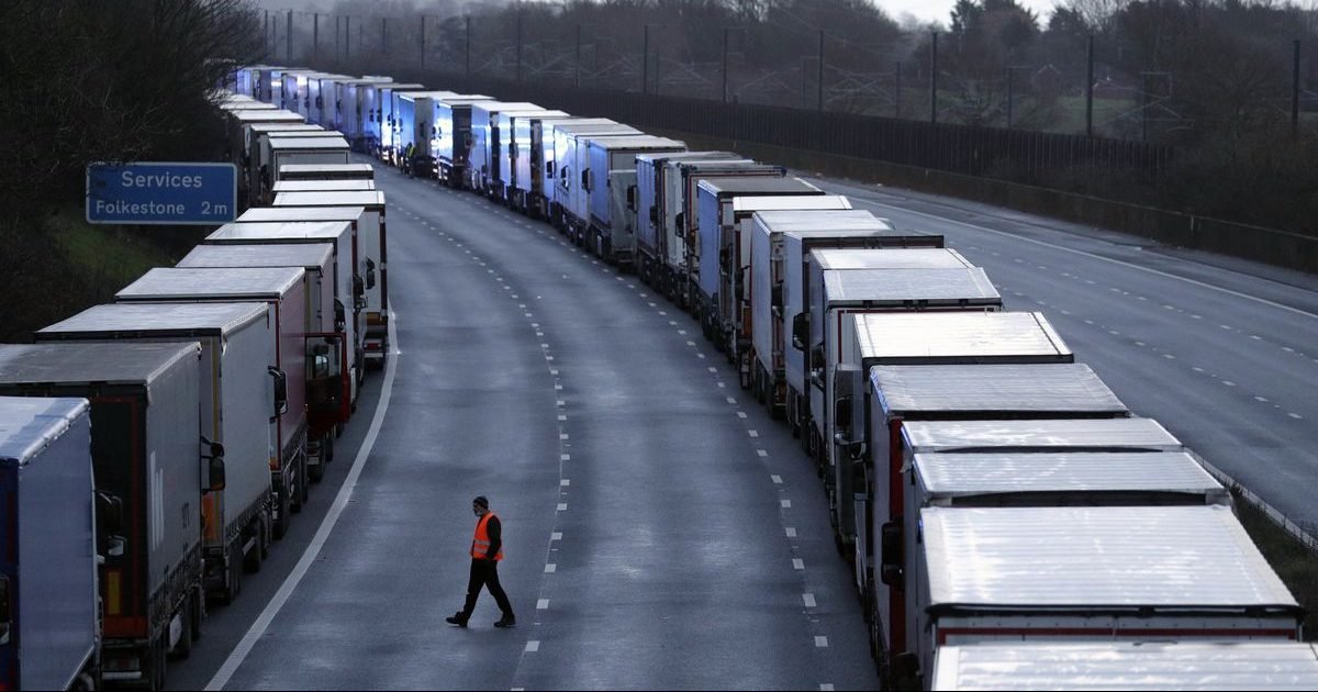 j6hkc4bs2zfg5lz4psx4oda6de e1608841292502.jpg?resize=1200,630 - Royaume-Uni : des milliers de routiers passeront Noël dans leur camion