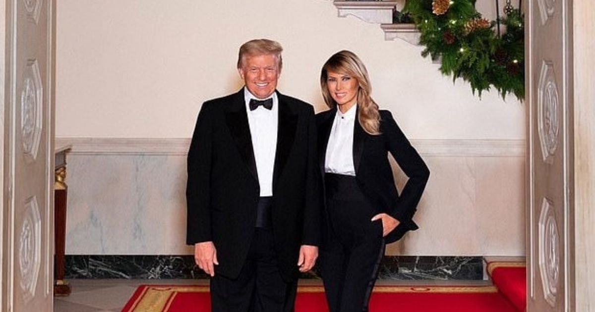 portrait5.jpg?resize=412,232 - President Trump And First Lady Melania Pose In Matching Tuxedoes For Christmas Portrait