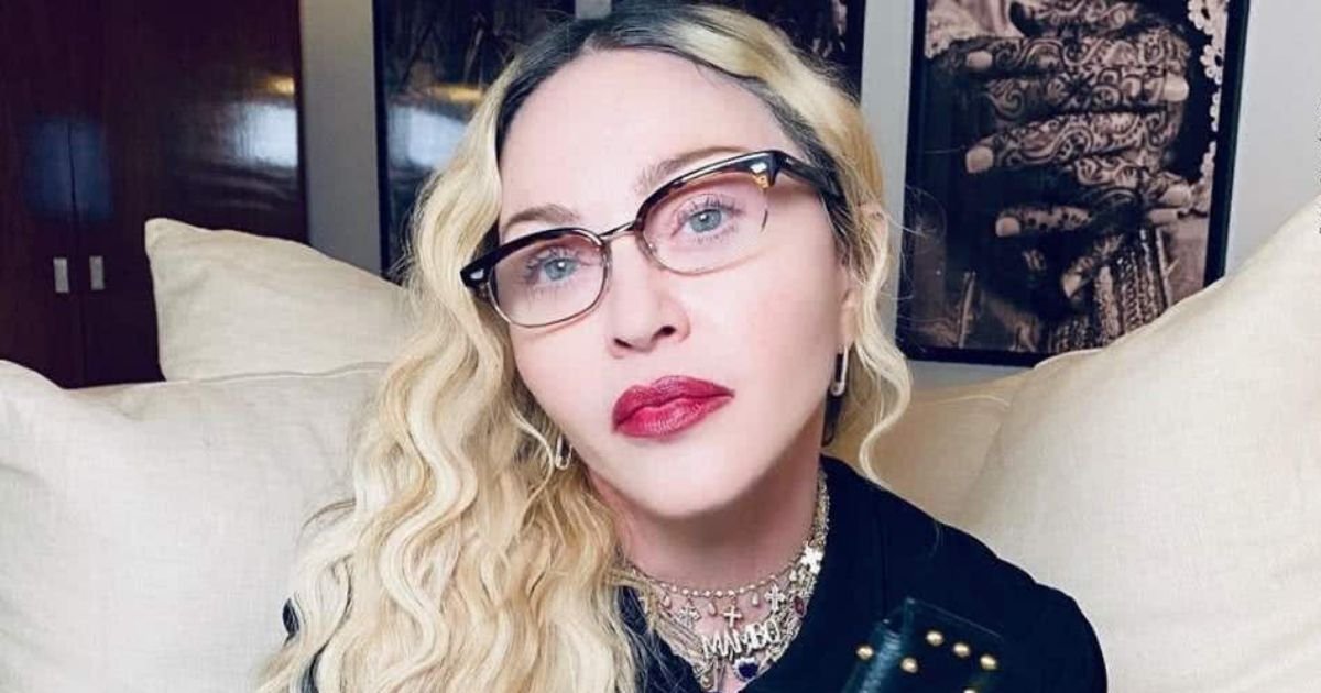 vonjour4 3.jpg?resize=1200,630 - A 62 ans, Madonna dévoile son tout premier tatouage