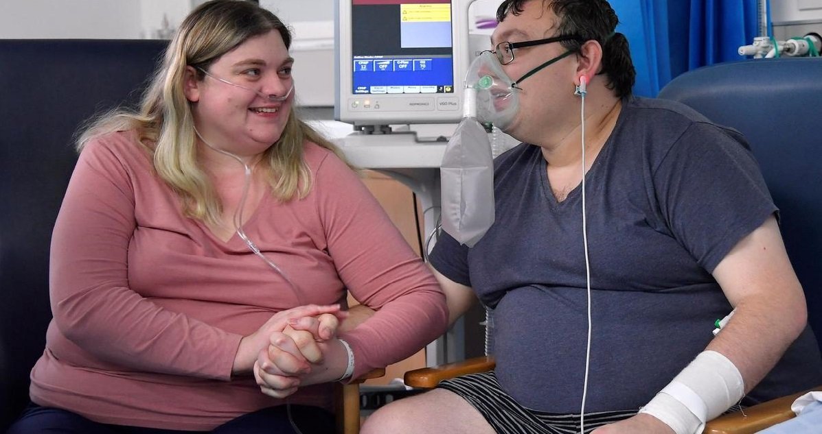 14 mariage.jpg?resize=412,275 - Histoire d'amour: un couple se marie à l'hôpital avant d'être transféré en soins intensifs