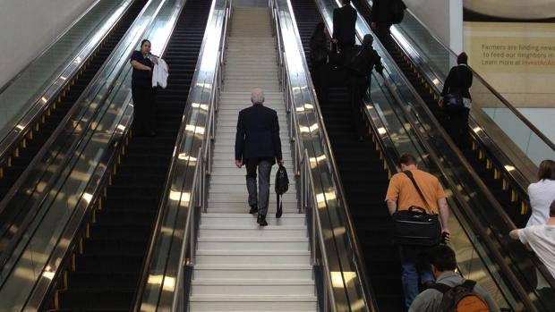 Es más eficiente pararse o caminar en una escalera mecánica? Una ingeniera tiene la respuesta