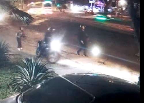 Video de un hombre que dejó tirada a su novia por salvar su moto en Cali