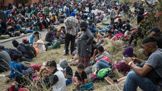 Caravana de migrantes: la violenta represión en Guatemala contra grupos que se dirigen caminando a EE.UU. - BBC News Mundo