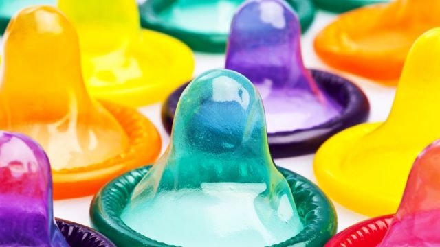 Las ventajas del nuevo condón que se lubrica a sí mismo mientras tienes sexo - BBC News Mundo