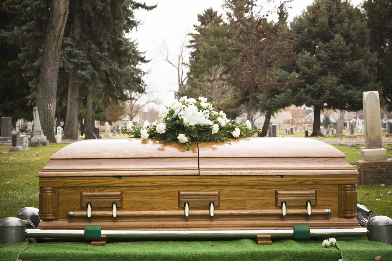 Funerarias, y familias, reflexionan sobre las muertes en la era de COVID-19  | Kaiser Health News