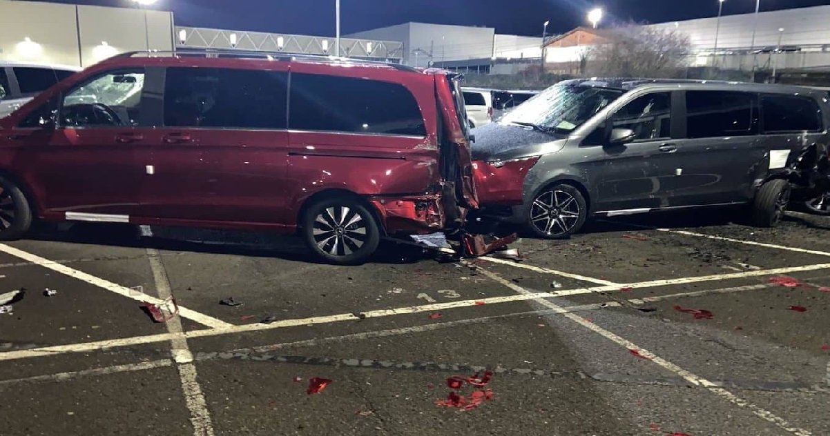 9 merco.jpg?resize=1200,630 - Espagne: un ex-employé de Mercedes a détruit des véhicules avec une tractopelle