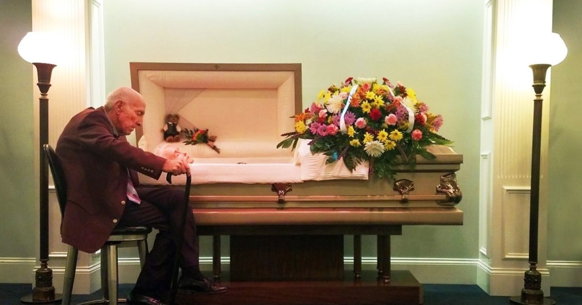 agagghh.jpg?fit=1024%2C538&ssl=1&strip=all - Elderly Man Whispers, "I Know You Can't Hear Me, But I Love You" To Wife In Coffin