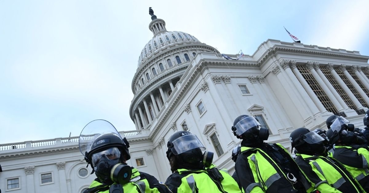 brendan smialowski credit afp via getty images.jpg?resize=1200,630 - Police Officer Dies Of Sustained Injuries From US Capitol Riots