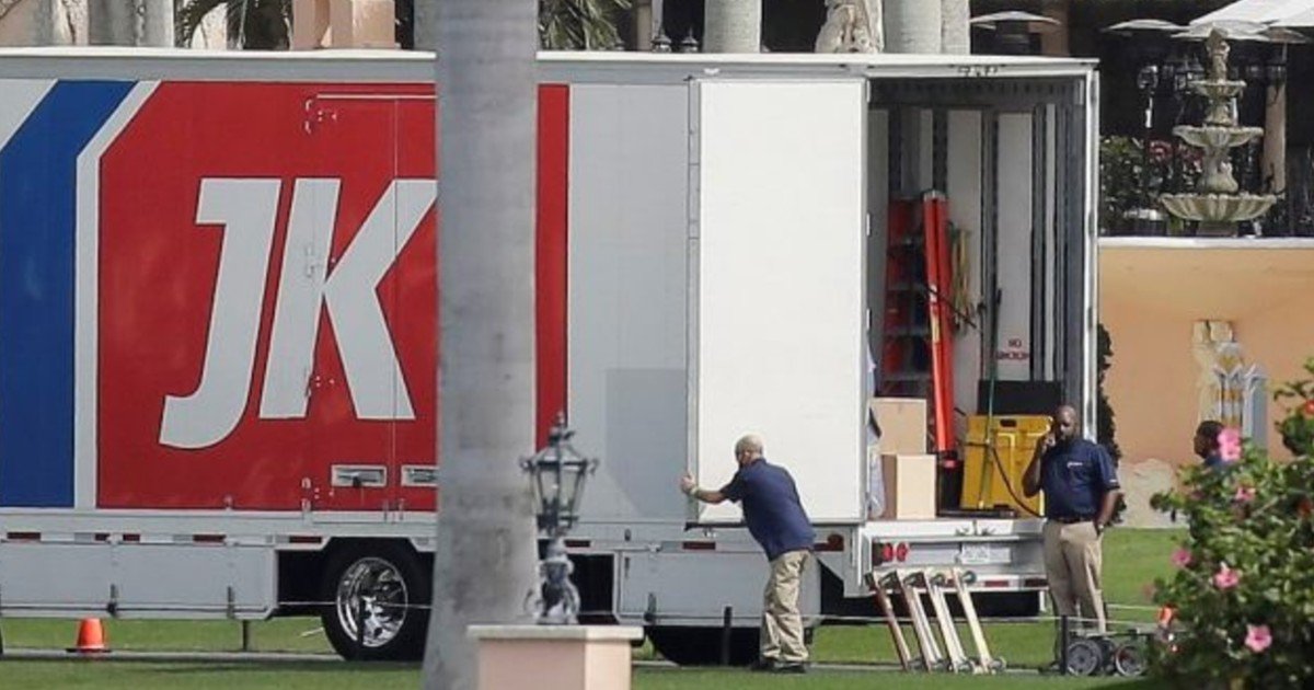 e18486e185aee1848ce185a6 2020 10 12t014402 116 7.jpg?resize=1200,630 - Several Moving Trucks Arrive At President Trump's Mar-A-Lago Residence In Florida