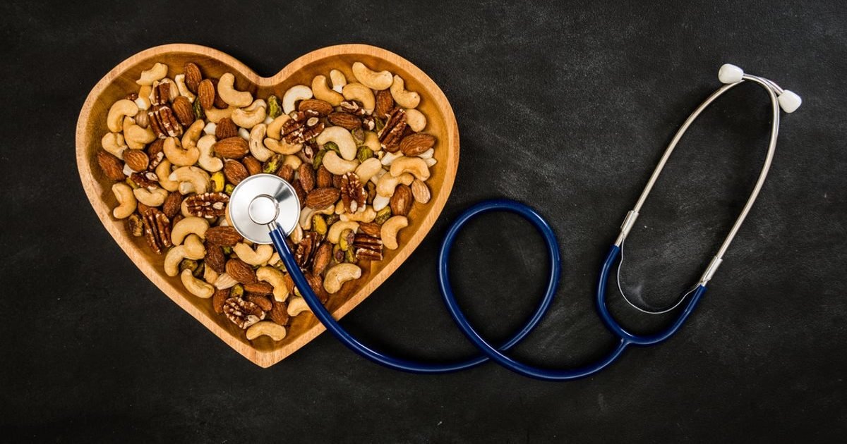 nuts health doctors heart e1609789132235.jpg?resize=1200,630 - Manger des noix réduirait le risque d'AVC et de crise cardiaque