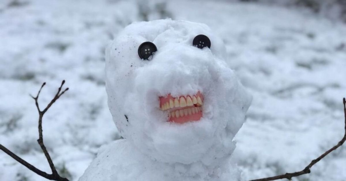 snowman5.jpg?resize=1200,630 - Mother Left Howling With Laughter After Her Kids Built A Creepy Snowman With Human Teeth