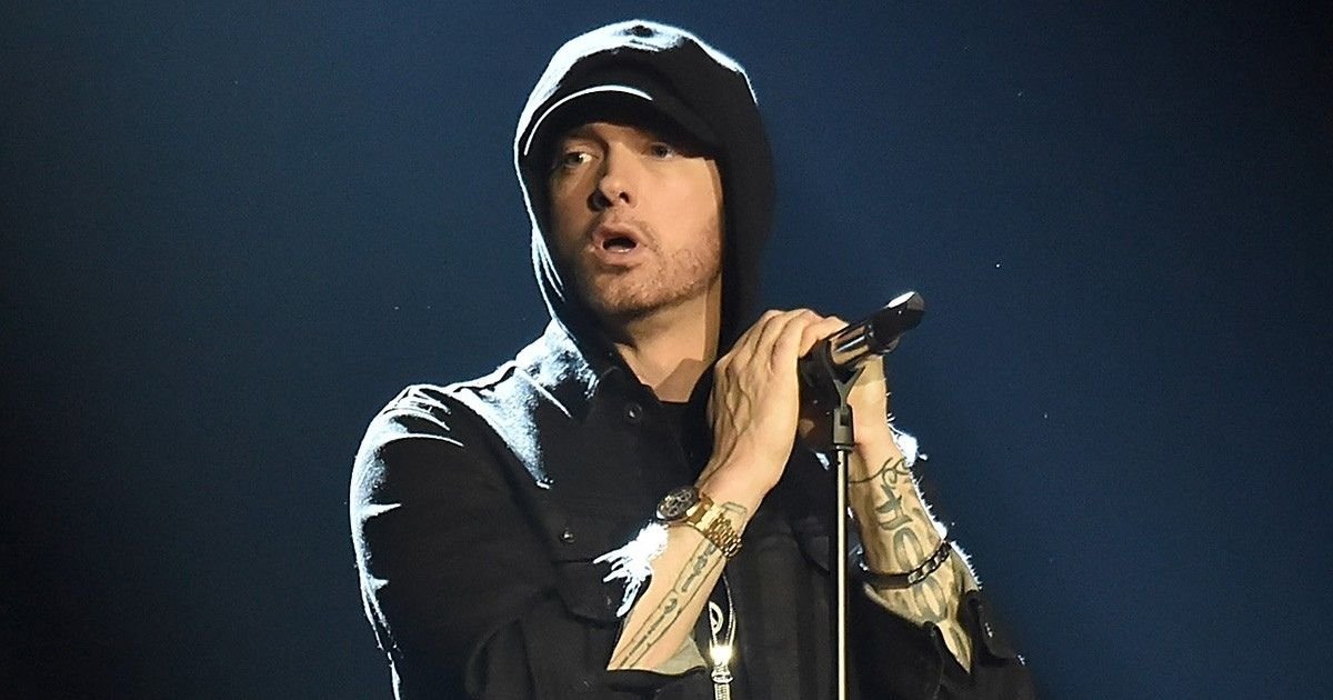vonjour2 1.jpg?resize=412,275 - Eminem est l'artiste qui a vendu le plus de disques depuis 20 ans