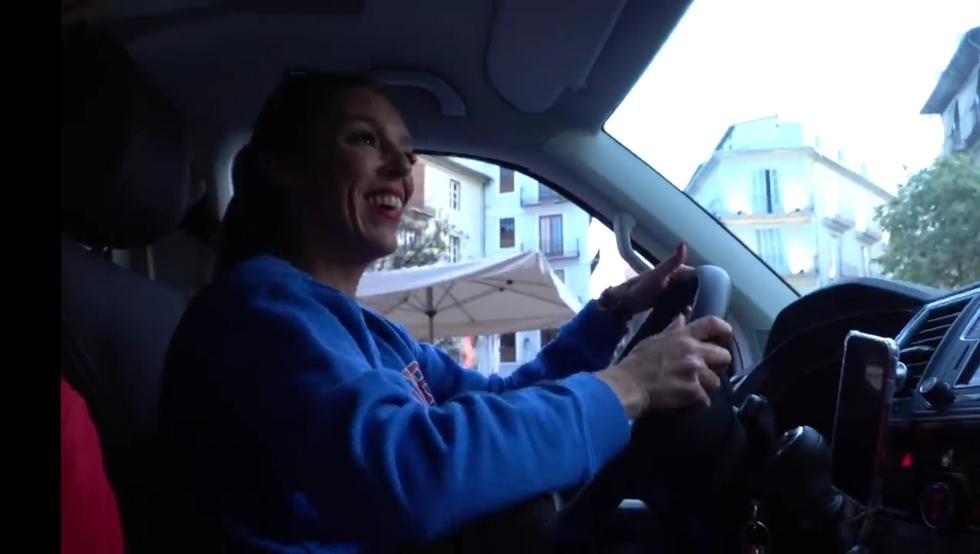 Polémica por un vídeo de dos youtubers lanzando comida a gente sin techo desde su coche