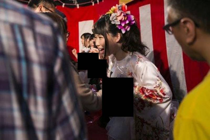기부금내고 여배우 가슴 만지는 일본의 모금행사 (사진주의) | 인스티즈