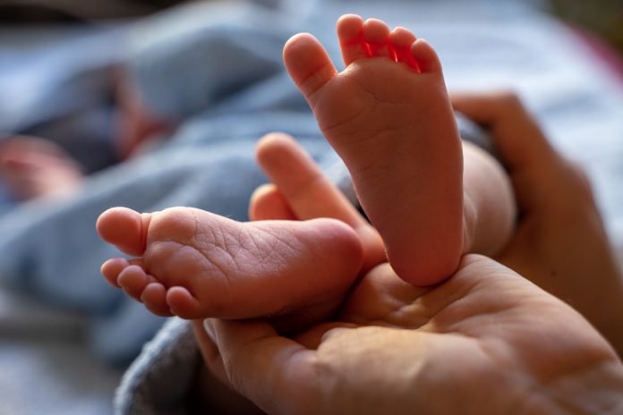 Resultado de imagen de doctor vende a un bebé recién nacido porque sus padres no podían pagar