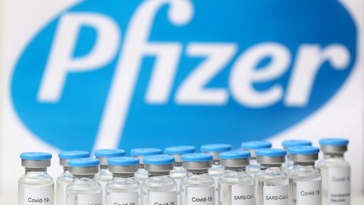 El CEO de Pfizer vendió casi el 62% de sus acciones el mismo día que se anunciaron los avances con su vacuna
