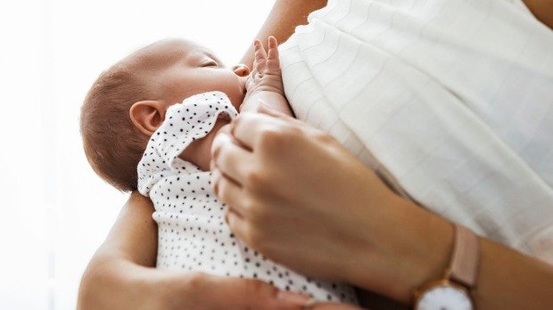 secretly breastfeeding