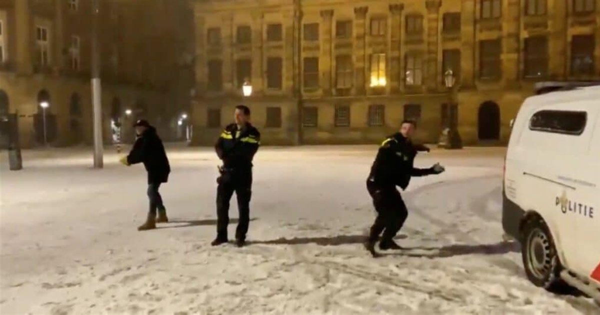 bataille boules de neige.png?resize=412,275 - Amsterdam : une bataille de boules de neige a éclaté entre les riverains et la police