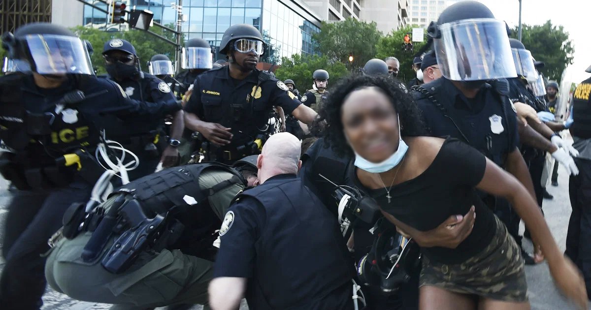 dsfff.jpg?resize=412,232 - Black Lives Matter Demonstrators Broke Down Rochester's Police Station Barricades
