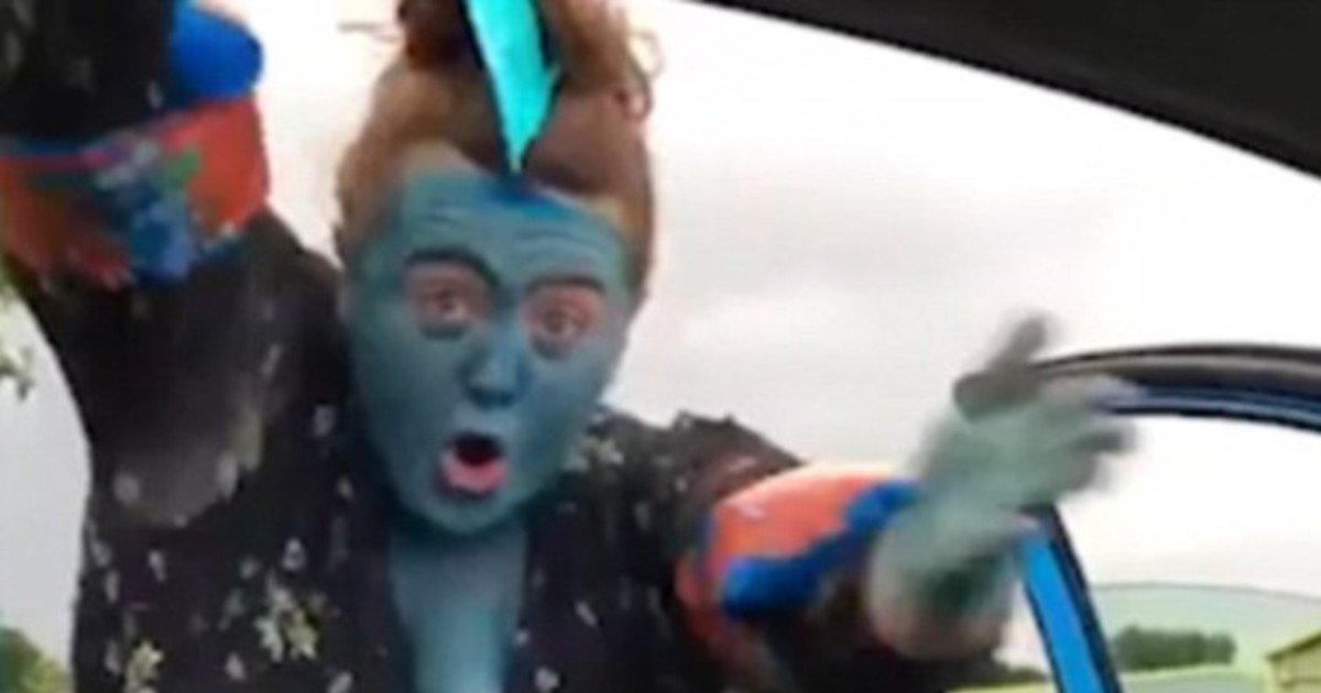 fgsdgsg 1 20.jpg?resize=412,275 - Mother Painted Herself Blue And Danced Beside Car To Complete 'Baby Shark Challenge'