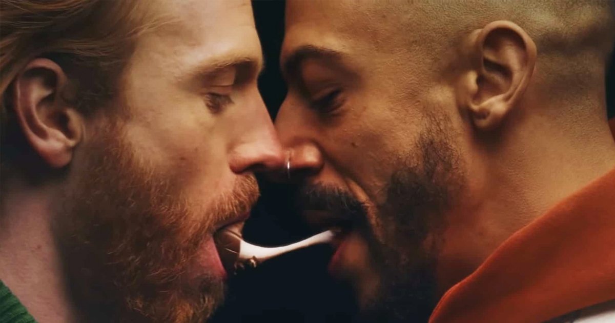 wwerrerer.jpg?resize=412,275 - 25,000 People Sign Petition Banning Creme Egg Advert Featuring 'Gay Kiss'