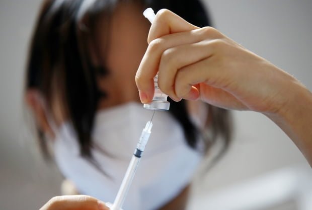 코로나 백신 접종 후 총 5명 사망…모두 AZ 백신 접종자 | 한경닷컴