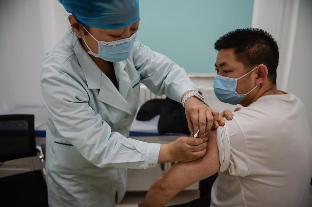 지난 1월 2일 중국 베이징에서 한 남성이 시노팜의 신종 코로나바이러스 감염증(코로나19) 백신을 접종받고 있다. [사진=신화통신]