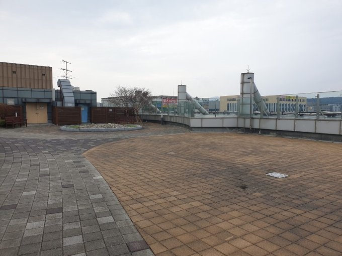 AK플라자 수원점 옥상 하늘공원. 수원역 지하도 5번 출구 쪽 으로 2m 울타리가 설치돼 있다. (사진=하도헌 수습기자)