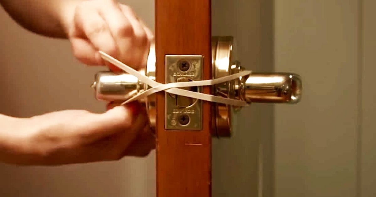 sdsdgsgsg 1.jpg?resize=412,232 - The Rubber Band Over Door Lock Hack Is Genius & This Is The Reason Why