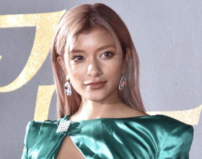 ローラ 幼少期お風呂は池 ジャングル暮らし 徹子の部屋 にて 25年ぶり 生母との再会を語る Hachibachi