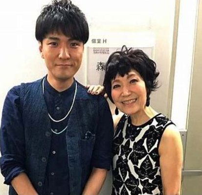 おぎやはぎ小木の妻 自撮り 公開し反響 母 森山良子に激似 Hachibachi